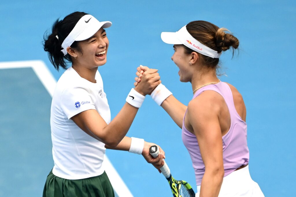 Alex Eala and Iva Jovic exchange messages after their first round match at Roland Garros