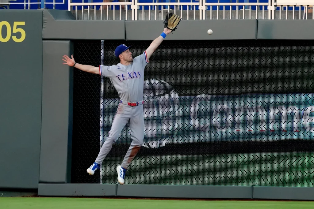 32-34 – Extra bags send Rangers packing in 5-3 loss to Royals 32-34 – Extra bags send Rangers packing in 5-3 loss to Royals