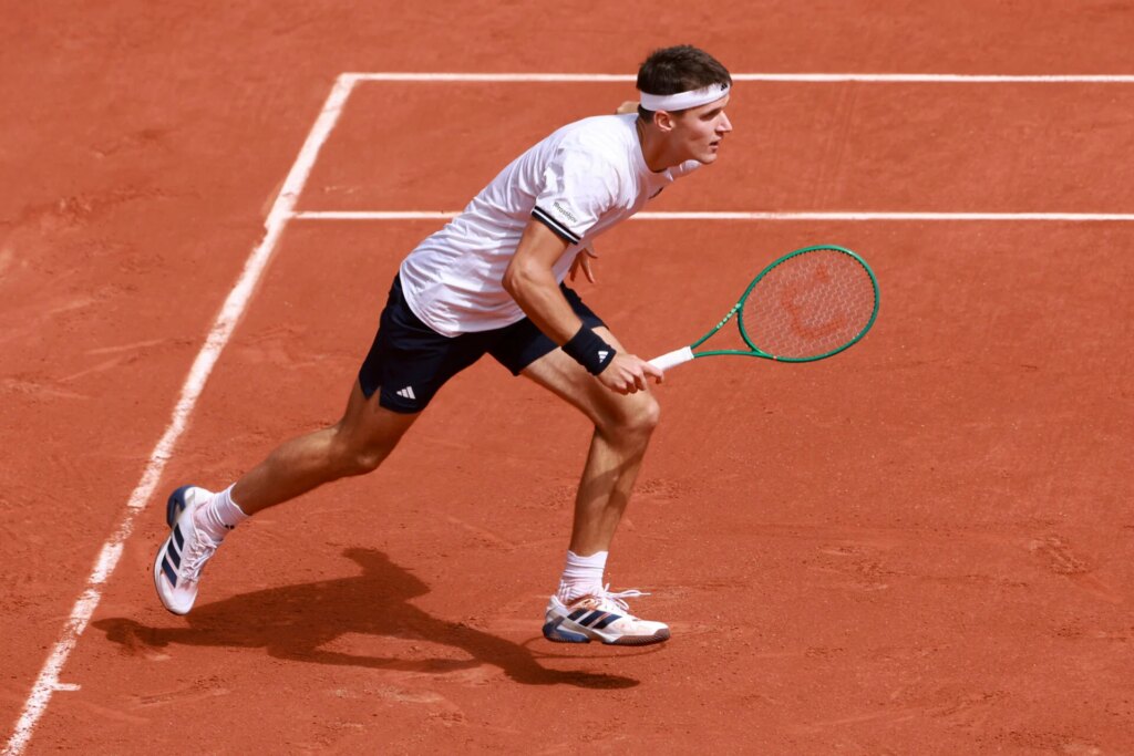 Andre Agassi takes issue with what Jakub Mensik did just before his match with Alexander Zverev in Paris