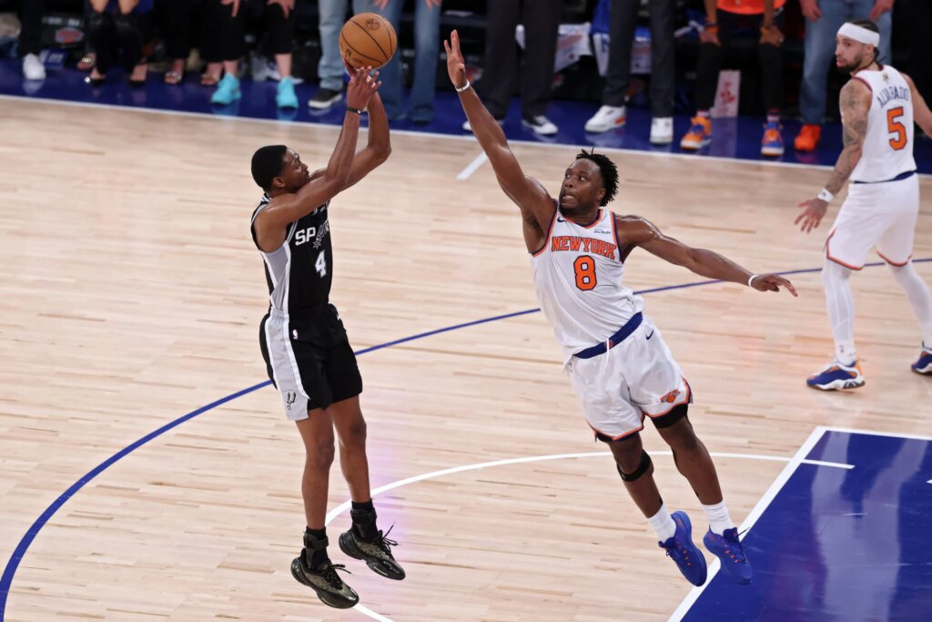 De’Aaron Fox turns from hero to villain as Spurs fans erupt over his Game 4 blunder De'Aaron Fox turns from hero to villain as Spurs fans erupt over his Game 4 blunder