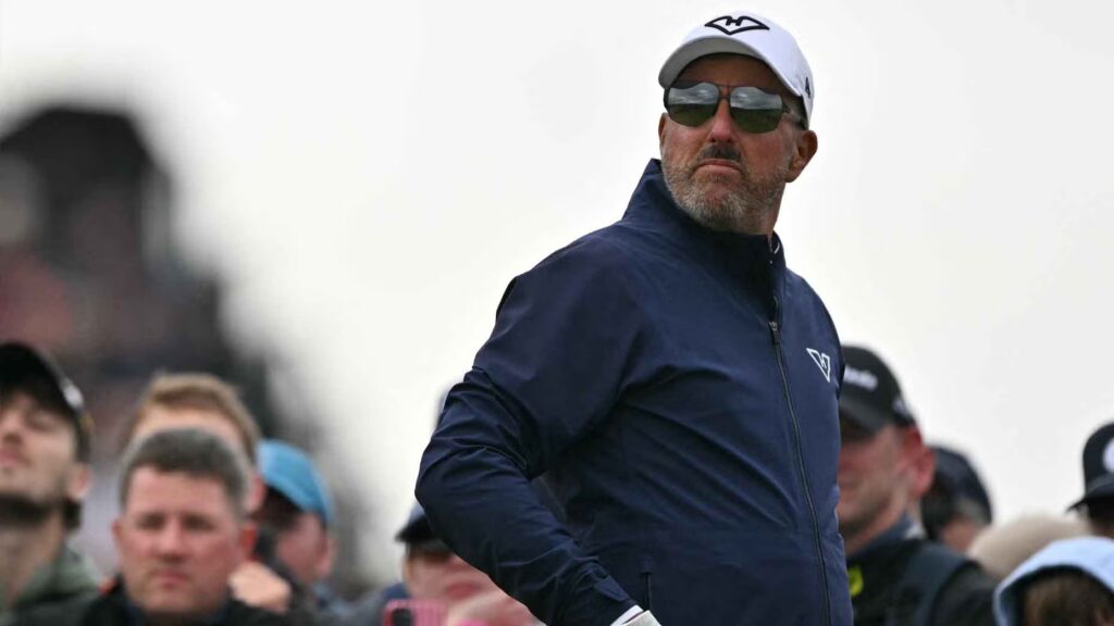 Report: Phil Mickelson accused of inappropriate contact with club employee Report: Phil Mickelson accused of inappropriate contact with club employee