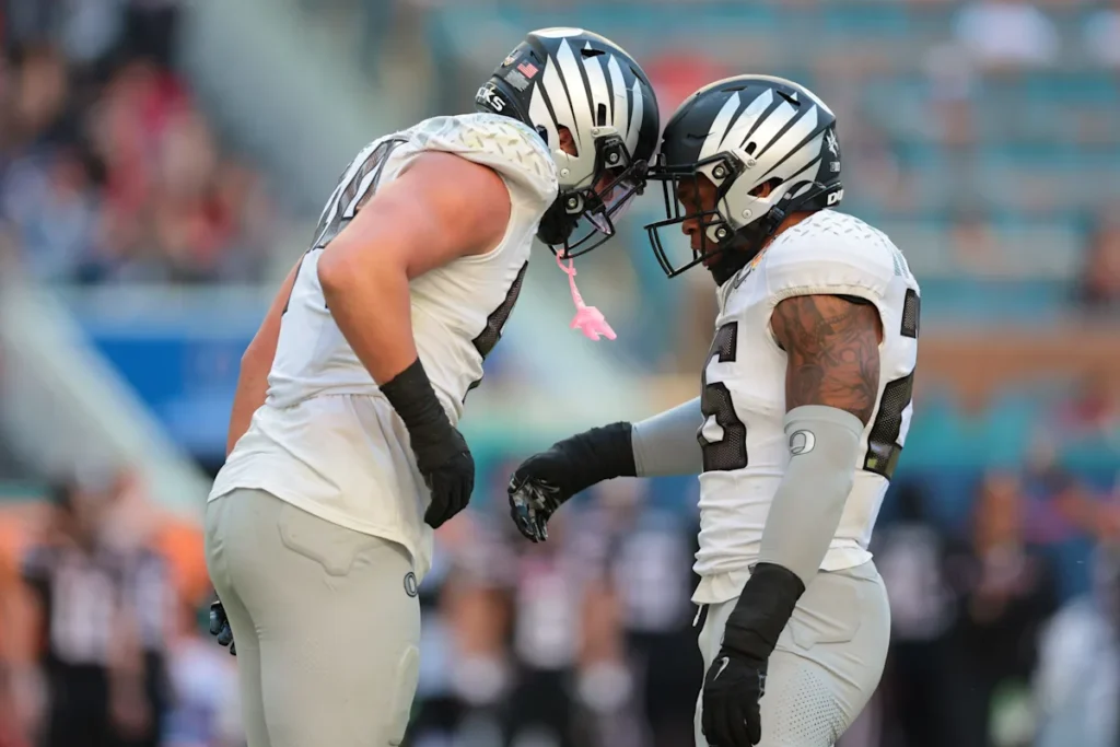 USC offense will have to contain a new Oregon linebacker this season USC offense will have to contain a new Oregon linebacker this season