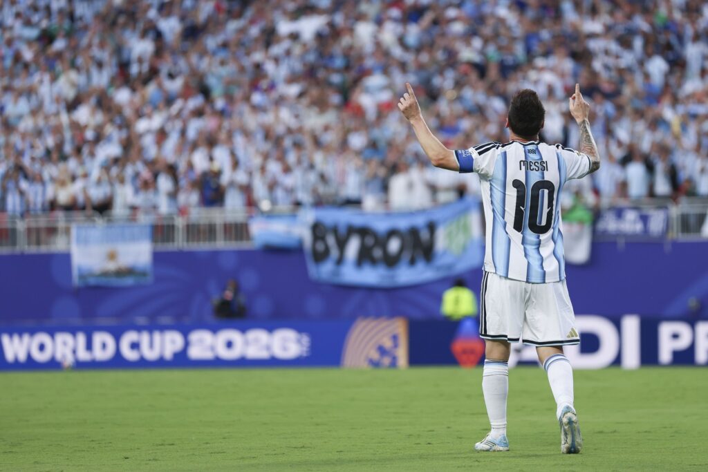 Who are the pundits, presenters and commentators for Argentina vs Jordan?