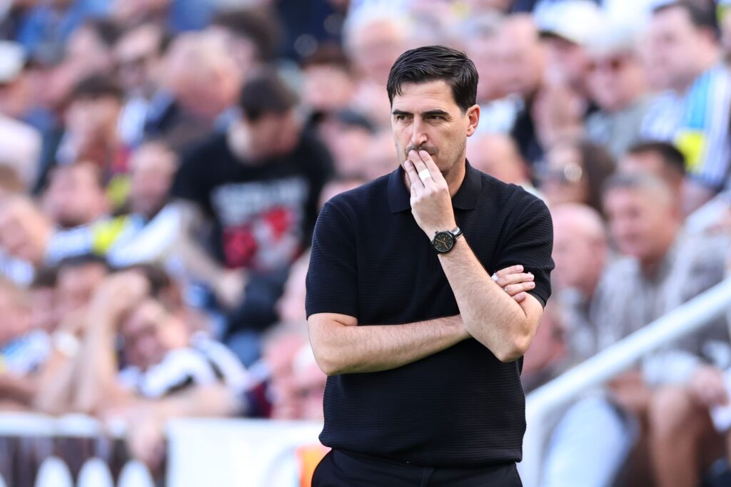 NEWCASTLE UPON TYNE, ENGLAND - AUGUST 23: Andoni Iraola manager / head coach of Liverpool reacts during the Premier League 2026/27 match between Newcastle United and Liverpool FC at St James&amp;apos; Park on August 23, 2026 in Newcastle upon Tyne, United Kingdom. (Photo by Robbie Jay Barratt - AMA/Getty Images)