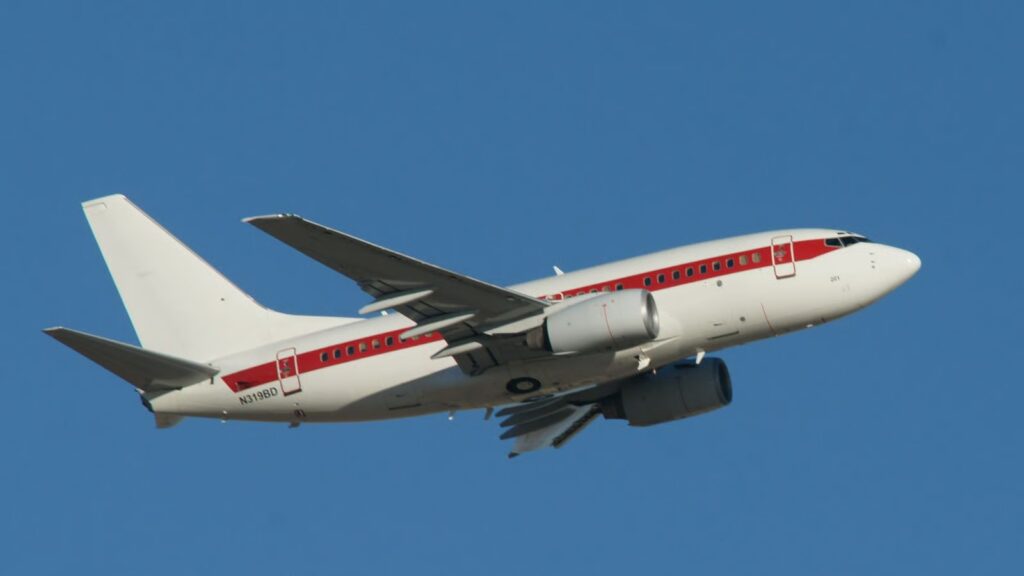 Airline that flies into Area 51 is actually hiring new pilots for first time in forever White and red Janet airlines plane flying in sky