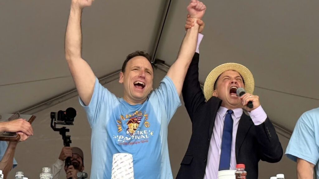 Joey Chestnut demolishes 40 pancakes in 10 minutes to break world record Minecraft Hotel