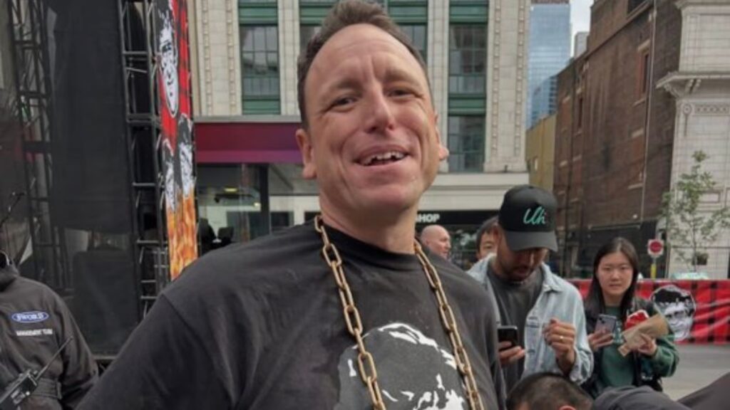 Joey Chestnut inhales 21 pounds of poutine to win yet another World Championship Tsunami statue venezuela