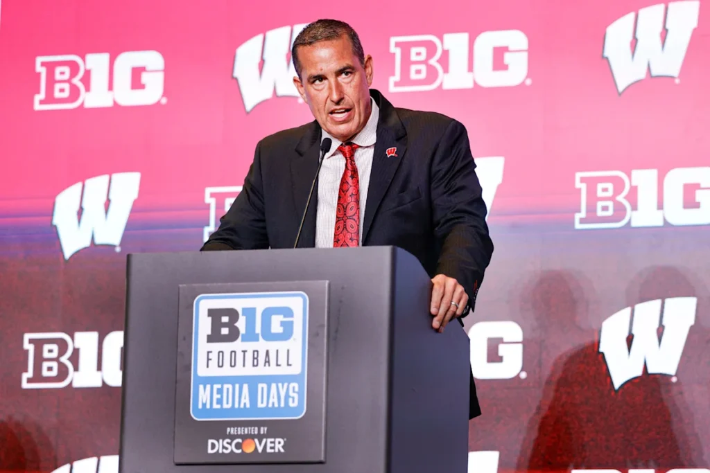 Three reasons Wisconsin shocks the world vs. Notre Dame in Week 1 Three reasons Wisconsin shocks the world vs. Notre Dame in Week 1