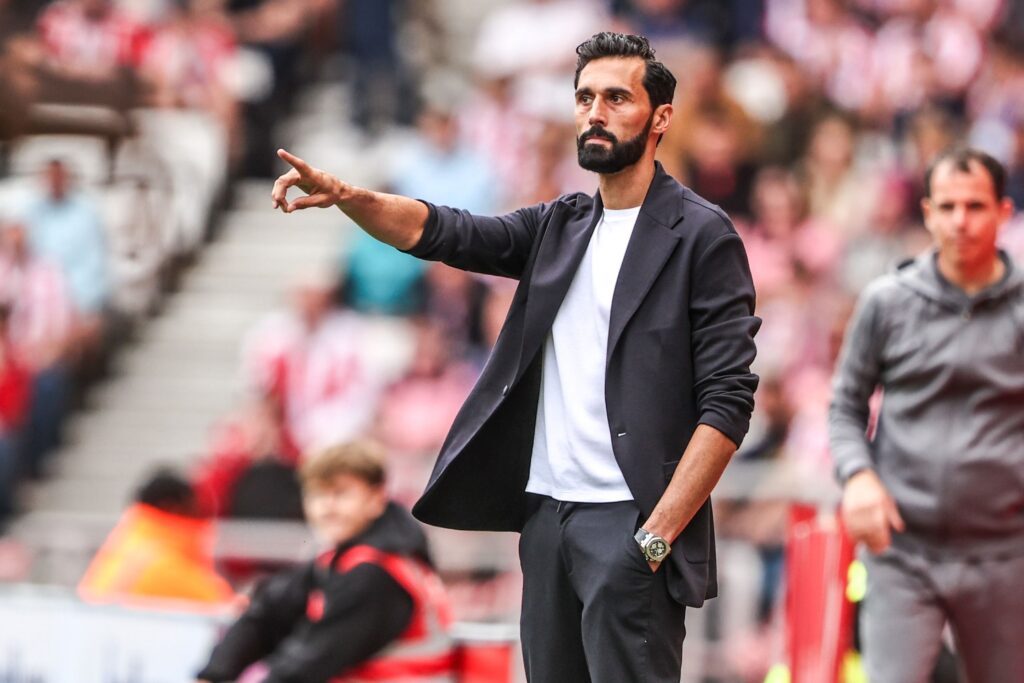 Fulham should stick with Alvaro Arbeloa and not press the panic button, according to Louis Saha