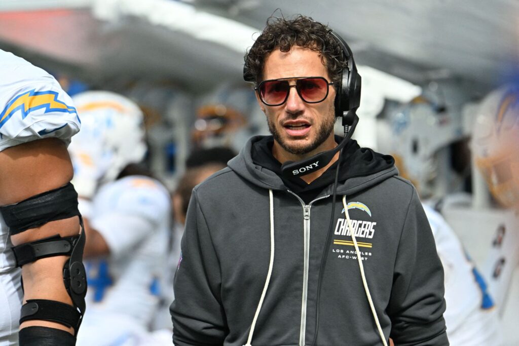 “Mike McDaniel has better protection than Justin Herbert”: NFL fans react to Jim Harbaugh keeping Chargers OC as play-caller despite 0-6 record NFL: Los Angeles Chargers at Buffalo Bills - Source: Imagn